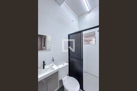 Banheiro de kitnet/studio para alugar com 1 quarto, 23m² em Vila Fernandes, São Paulo