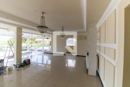 Sala de casa de condomínio para alugar com 6 quartos, 800m² em Piratininga, Niterói