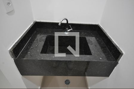 Banheiro de apartamento à venda com 1 quarto, 33m² em Vila Mazzei, São Paulo