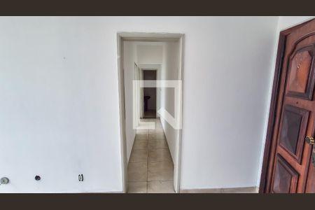 Corredor acesso aos quartos e banheiros de apartamento para alugar com 2 quartos, 65m² em Ramos, Rio de Janeiro