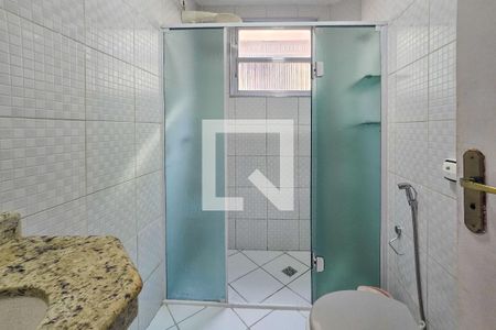 banheiro  de apartamento para alugar com 1 quarto, 50m² em Vila Alzira, Guarujá