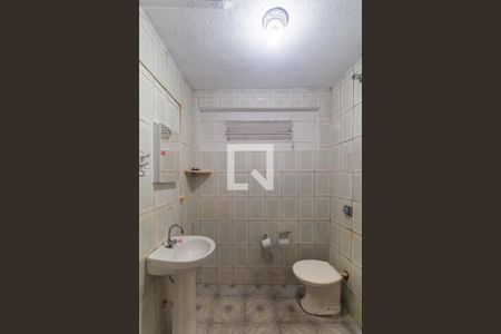 Banheiro de casa para alugar com 2 quartos, 60m² em Vila Tolstoi, São Paulo