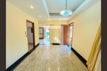 Casa à venda com 4 quartos, 300m² em Heliópolis, Belo Horizonte