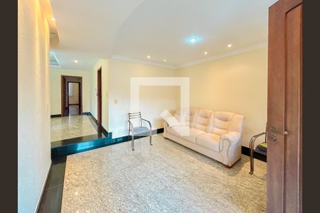 Casa à venda com 4 quartos, 300m² em Heliópolis, Belo Horizonte