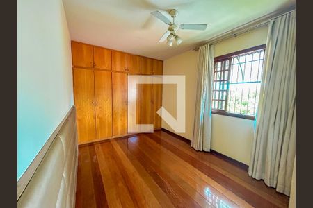 Casa à venda com 4 quartos, 300m² em Heliópolis, Belo Horizonte