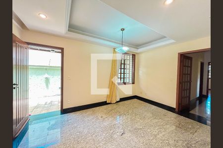 Casa à venda com 4 quartos, 300m² em Heliópolis, Belo Horizonte