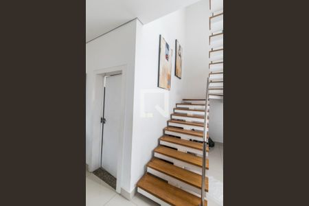 Escada de casa de condomínio à venda com 4 quartos, 320m² em Parque Sinai, Santana de Parnaíba