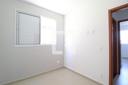 Quarto 1 de apartamento para alugar com 2 quartos, 48m² em Jardim Holanda, Uberlândia