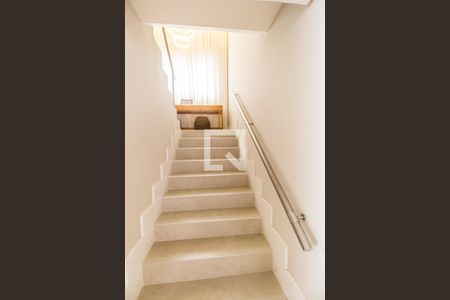 Escada de casa de condomínio à venda com 3 quartos, 305m² em Alphaville, Santana de Parnaíba