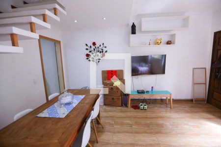 Sala de casa de condomínio para alugar com 2 quartos, 150m² em Jaraguá, São Paulo