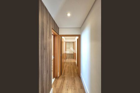 Corredor  de apartamento à venda com 3 quartos, 112m² em Cambuí, Campinas