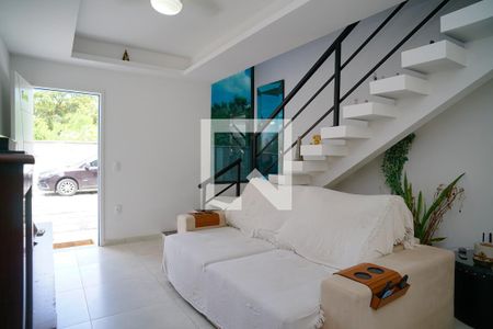 Sala de casa de condomínio para alugar com 2 quartos, 87m² em Itaupuaçu, Maricá