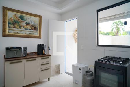 Cozinha de casa de condomínio para alugar com 2 quartos, 87m² em Itaupuaçu, Maricá