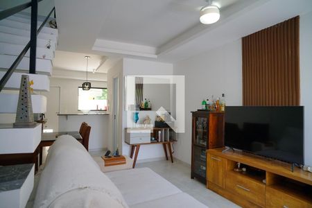 Sala de casa de condomínio para alugar com 2 quartos, 87m² em Itaupuaçu, Maricá