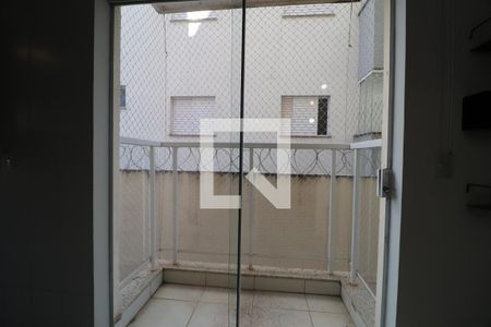 Varanda da sala de apartamento para alugar com 2 quartos, 62m² em Santa Mônica, Uberlândia