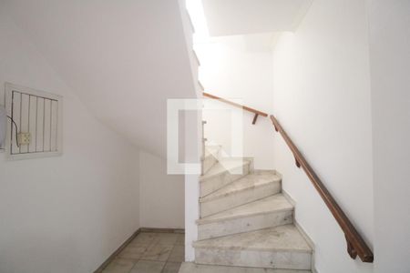 Escada de casa para alugar com 3 quartos, 250m² em Jardim dos Lagos, São Paulo