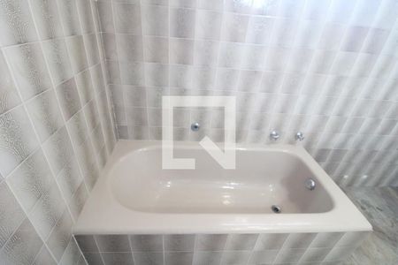 Banheira da suíte de casa para alugar com 3 quartos, 250m² em Jardim dos Lagos, São Paulo