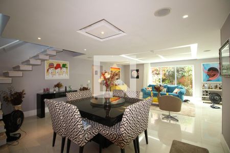 Sala de casa de condomínio à venda com 4 quartos, 600m² em Jacarepaguá, Rio de Janeiro