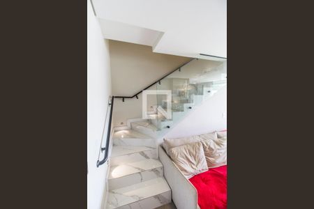 Escada de casa de condomínio para alugar com 3 quartos, 152m² em Residencial Onze (alphaville), Santana de Parnaíba