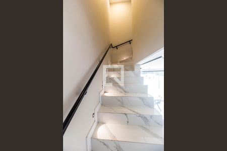 Escada de casa de condomínio para alugar com 3 quartos, 152m² em Residencial Onze (alphaville), Santana de Parnaíba