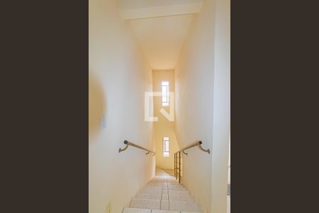 Escada de casa de condomínio para alugar com 2 quartos, 80m² em Olaria, Canoas