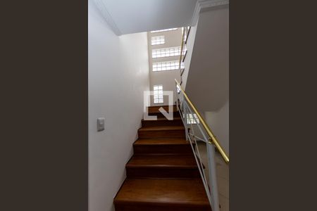 Escada de acesso ao piso superior de casa de condomínio à venda com 5 quartos, 682m² em Alphaville Residencial Um, Barueri