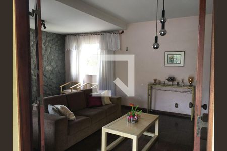 Casa à venda com 4 quartos, 194m² em Cachoeirinha, Belo Horizonte