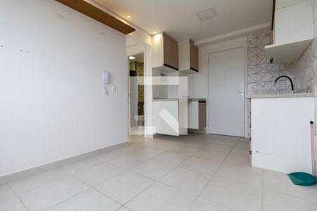 Sala, Cozinha e área de serviço de apartamento para alugar com 2 quartos, 33m² em Vila Ré, São Paulo