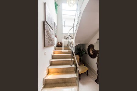 Escada de casa à venda com 4 quartos, 345m² em Residencial Nove (alphaville), Santana de Parnaíba