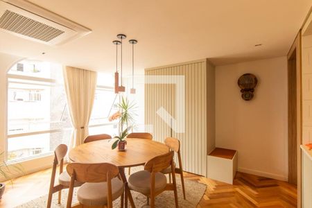 Sala 1 de apartamento para alugar com 1 quarto, 77m² em Água Verde, Curitiba