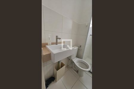 Banheiro de apartamento para alugar com 2 quartos, 42m² em Vargem Pequena, Rio de Janeiro