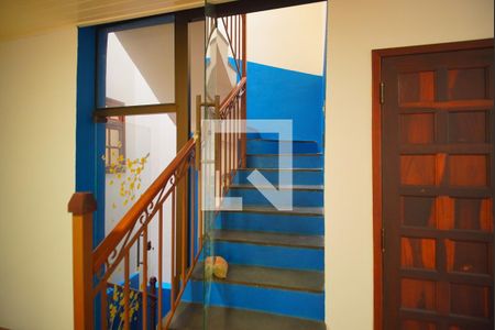 Escada - Acesso Quartos de casa para alugar com 3 quartos, 283m² em Petrópolis, Porto Alegre
