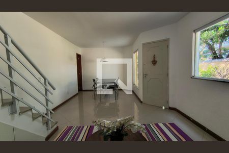 Sala  de casa de condomínio à venda com 4 quartos, 180m² em Recreio dos Bandeirantes, Rio de Janeiro