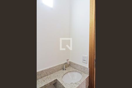 Lavabo de casa à venda com 3 quartos, 145m² em Parque Maria Domitila, São Paulo