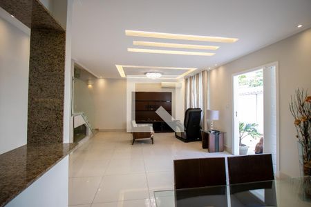 Sala de casa para alugar com 3 quartos, 182m² em Vista Alegre, Rio de Janeiro