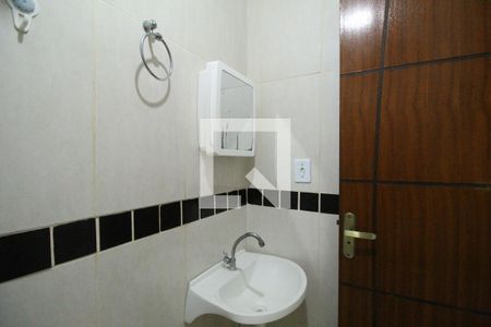 Banheiro de kitnet/studio para alugar com 1 quarto, 59m² em Taquara, Rio de Janeiro