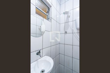 Banheiro de casa para alugar com 1 quarto, 30m² em Vila Zat, São Paulo