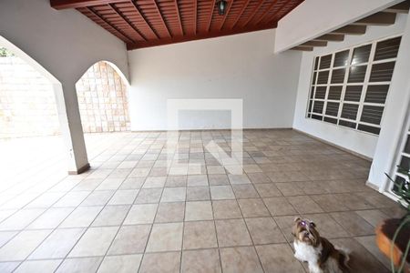 Casa para alugar com 4 quartos, 590m² em Vila Uniao, Goiânia