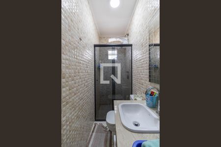 Banheiro Suíte 1 de casa de condomínio para alugar com 2 quartos, 70m² em Vila Paranagua, São Paulo