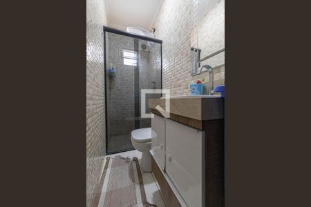 Banheiro Suíte 1 de casa de condomínio para alugar com 2 quartos, 70m² em Vila Paranagua, São Paulo