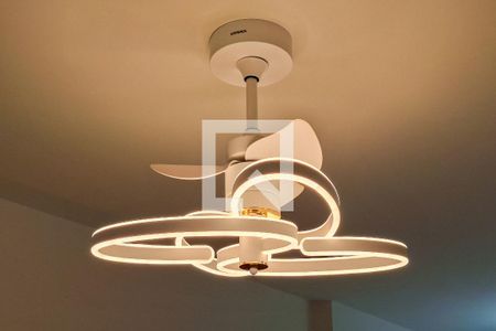 Sala/luminárias cores quentes e frias de apartamento para alugar com 2 quartos, 59m² em Cidade Beira Mar, Praia Grande