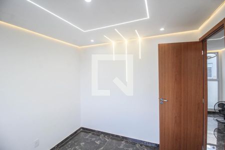 Quarto 1 de apartamento para alugar com 2 quartos, 45m² em Jardim Alvorada, Nova Iguaçu