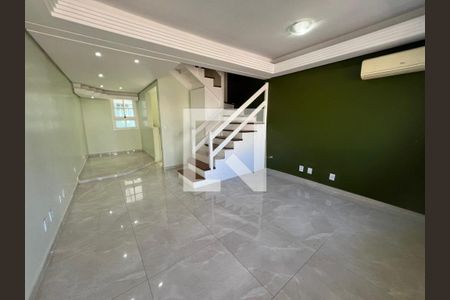 Sala  de casa de condomínio à venda com 2 quartos, 80m² em Rio Branco, Canoas