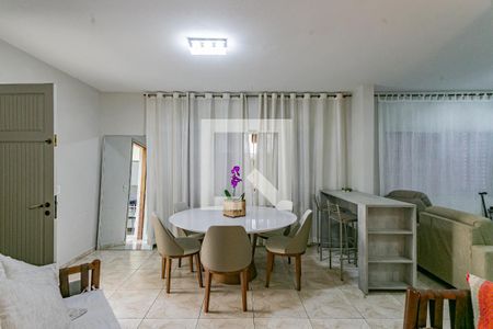 Sala de casa para alugar com 3 quartos, 243m² em Jardim Santa Emilia, São Paulo