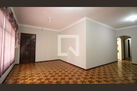 Casa para alugar com 3 quartos, 250m² em Vila Margarida, São Paulo