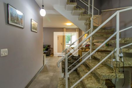 Escadas de casa de condomínio para alugar com 3 quartos, 170m² em Jardim da Gloria, Cotia