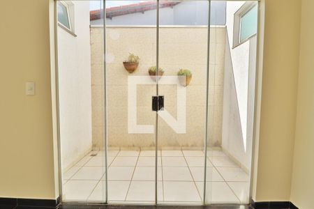 Sala de casa de condomínio para alugar com 3 quartos, 210m² em Jardim Holanda, Uberlândia