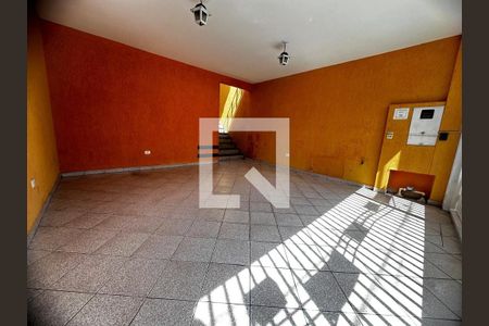 Casa à venda com 3 quartos, 111m² em Vila Zat, São Paulo