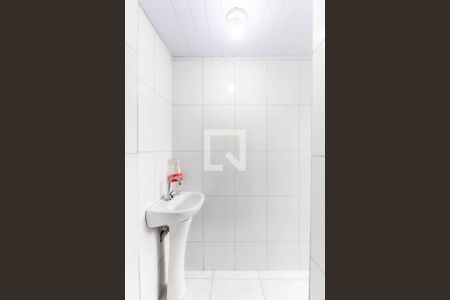 Banheiro de casa para alugar com 2 quartos, 42m² em Vila Campanela, São Paulo