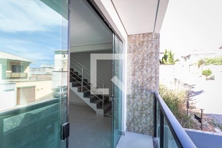 Varanda da sala  de casa à venda com 3 quartos, 145m² em Morro do Confisco, Contagem
